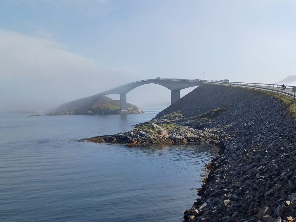 Brug over een fjord-doorgang in Noorwegen